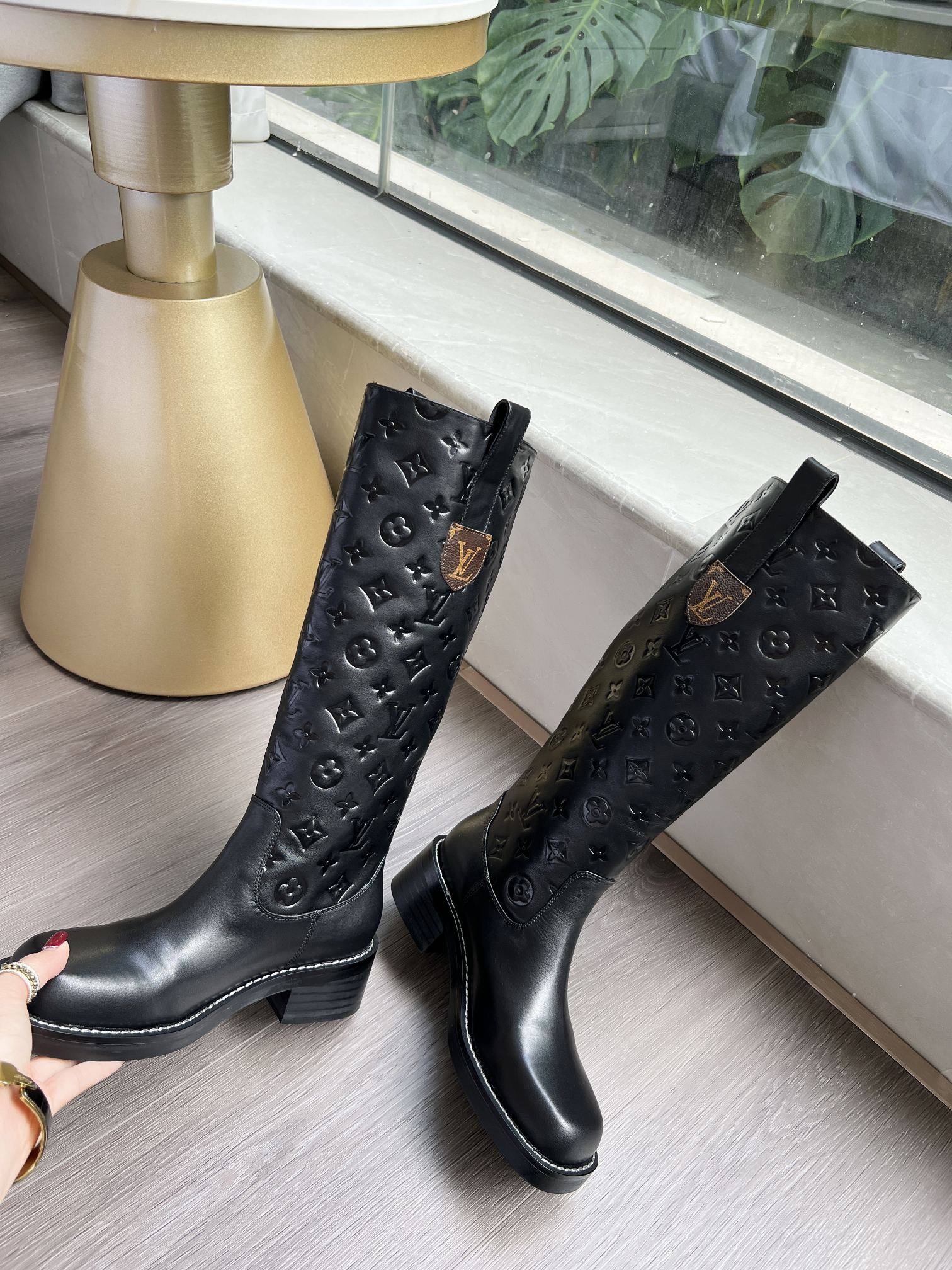 V Logo stylish embossed printed leather boots 0724101803